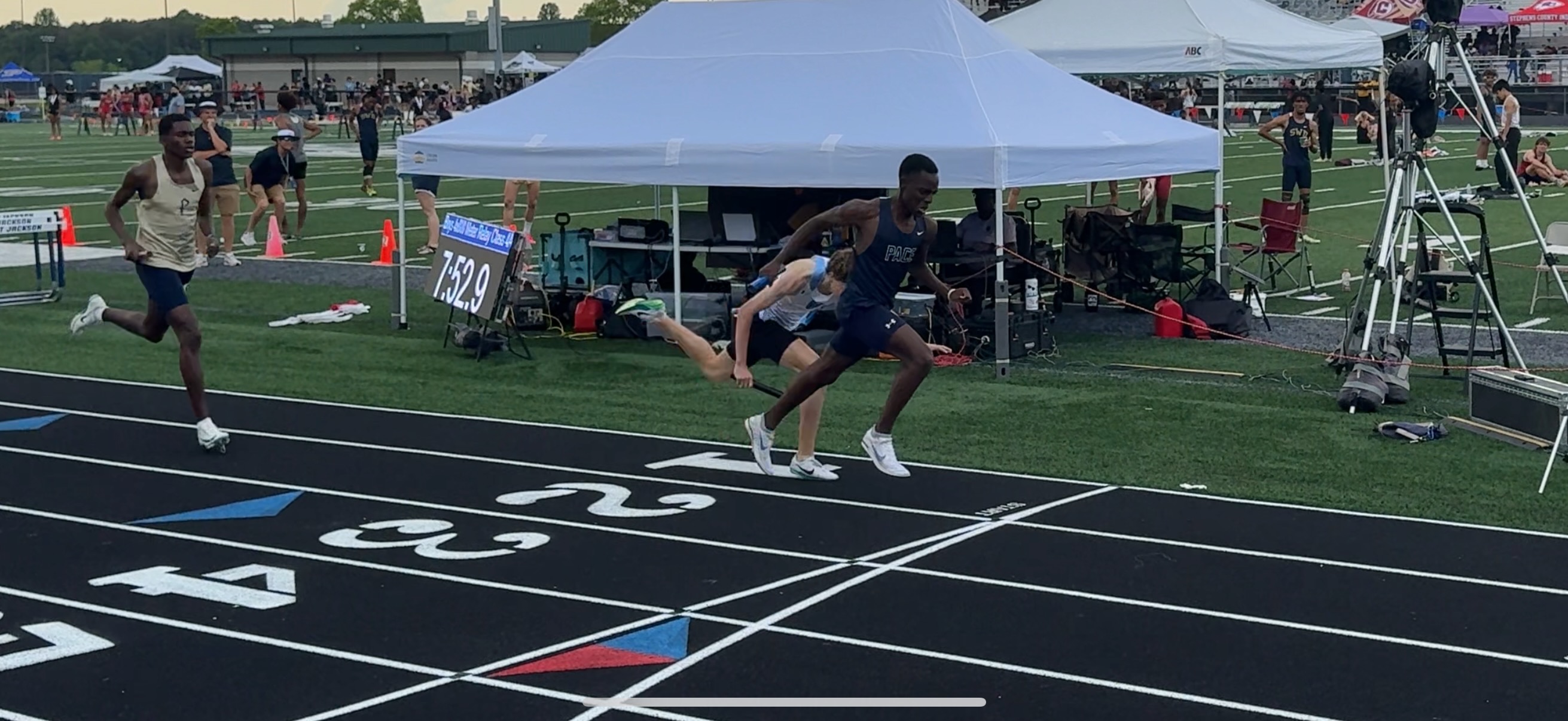 Zachary anchoring the 4x800 to the line